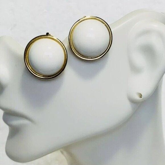 Vintage Faux White Pearl Gold Toned Stud Clip On Large Button Huggie Earrings - Picture 2 of 6